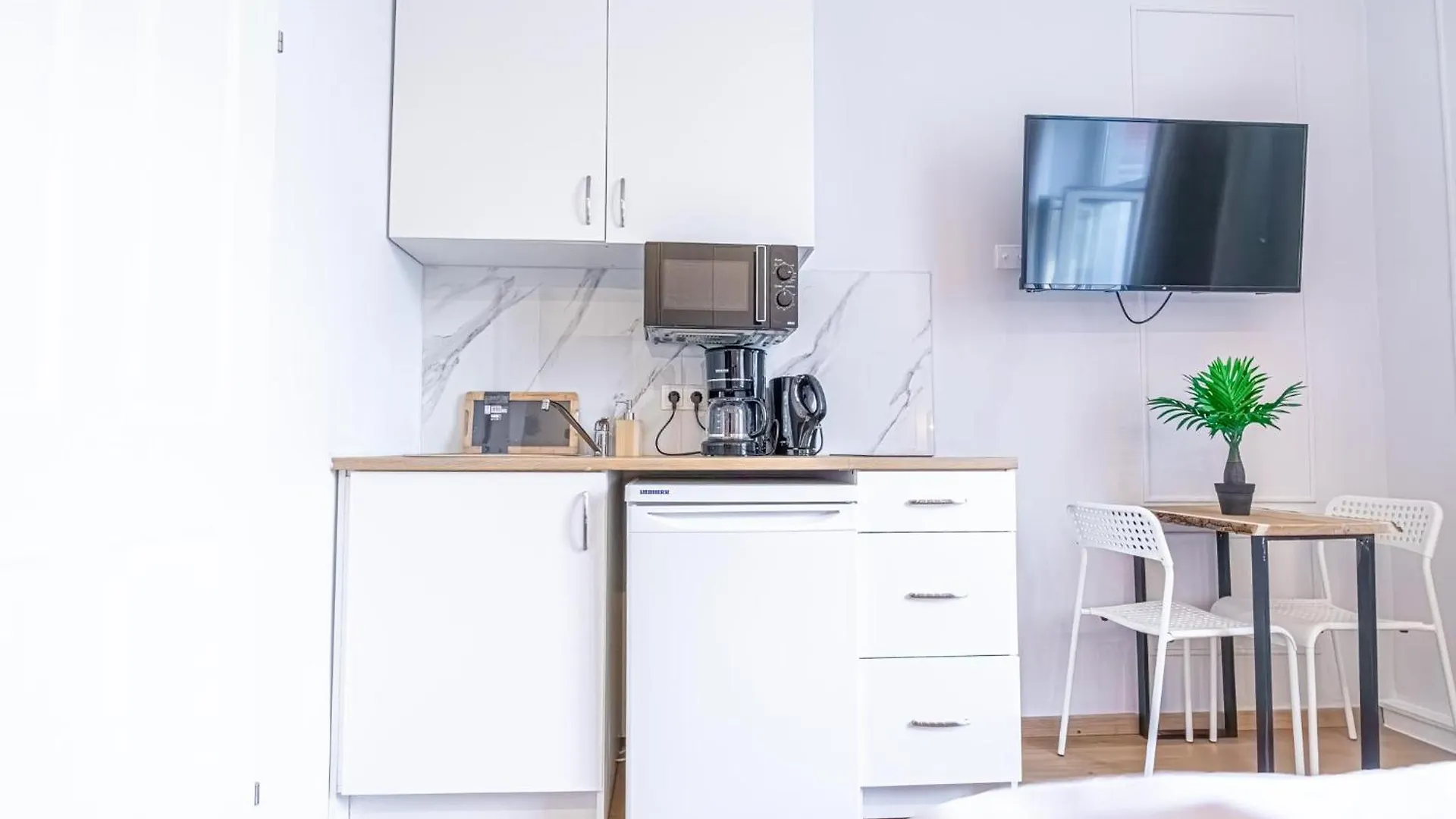 Modern And Cozy Studio Apartment In Vibrant Meidling Wenen 0*,  Oostenrijk
