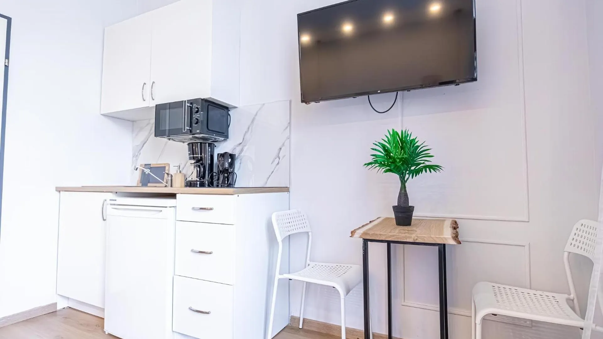 Modern And Cozy Studio Apartment In Vibrant Meidling Wenen
